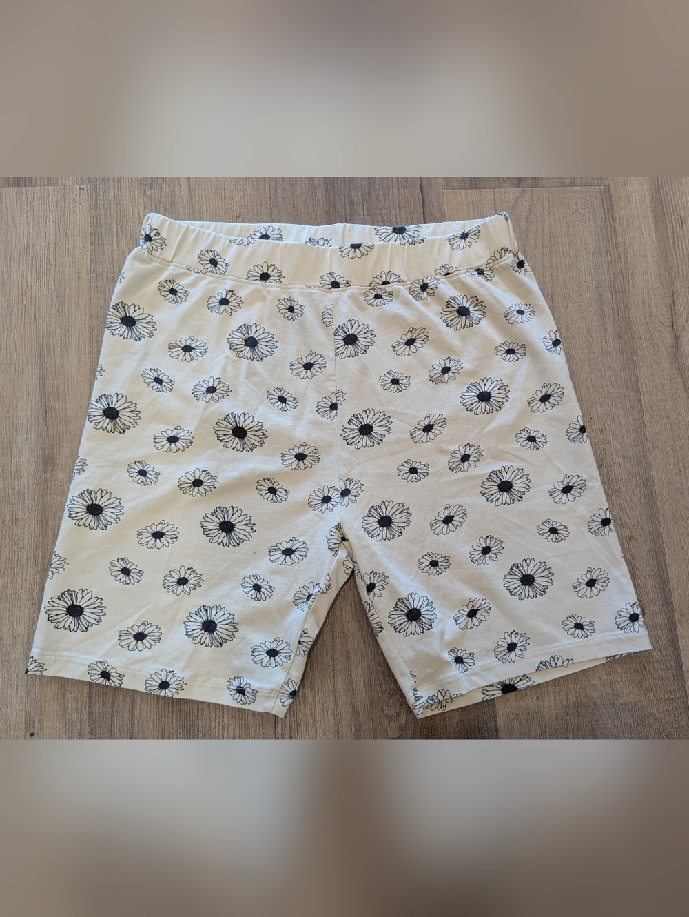 4/$40 Brunette The Label Floral Bike Shorts – Cream Daisy Print - Picture 2 of 6